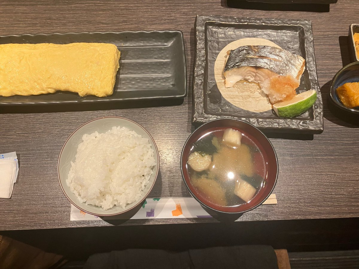 148sentimental's tweet photo. 時々ええランチ食べに行きますねん。これで1000円しないの。お得すぎる。サワラと、だし巻きと、かぼちゃの小鉢と漬物とご飯と味噌汁。ご飯お代わりできる。すげぇ。 https://t.co/RYa2Mo9veI