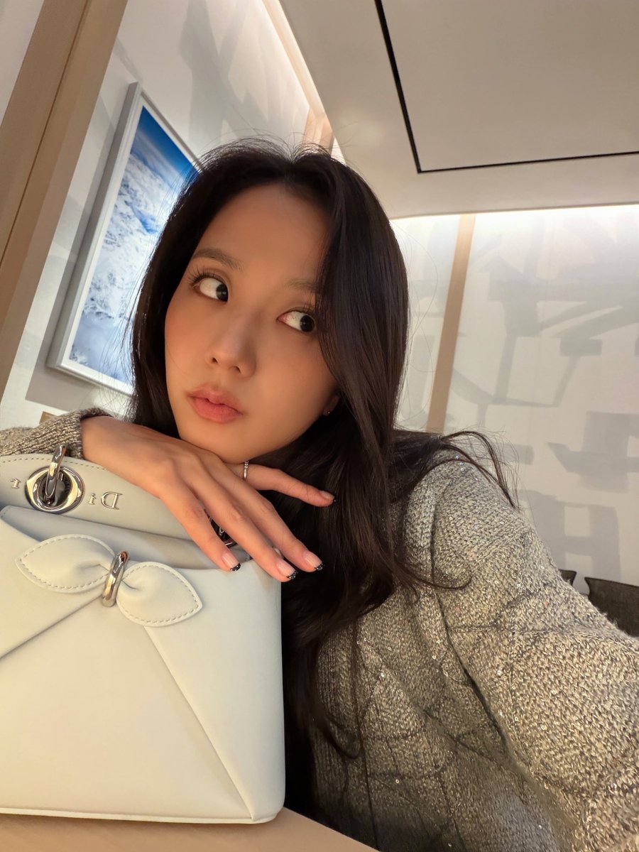 jisoo103forever's tweet photo. Jisoo captivates every viewer with natural glamour paired with classic Dior pieces￼￼￼

HUMAM DIOR JISOO AT PFW
#JISOOxDiorSummer27 https://t.co/3djvVcumbH