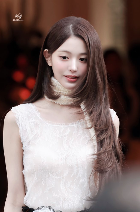 AboutMusicYT's tweet photo. Wonyoung looks stylish for Dior in new photos. https://t.co/UdW5WYaiWq