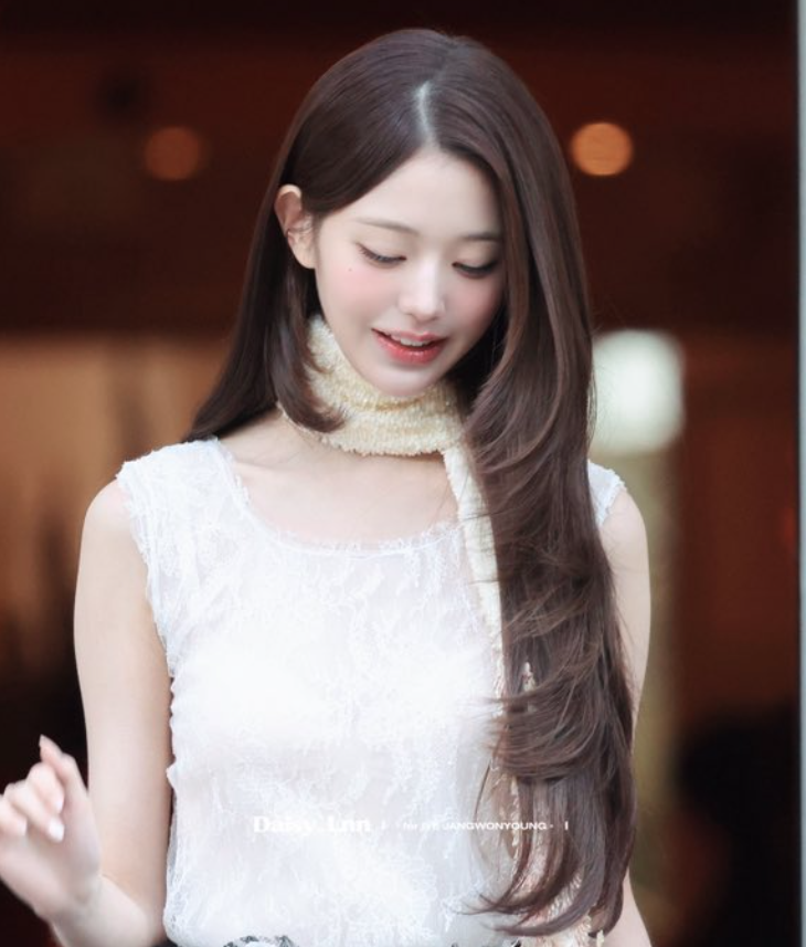 AboutMusicYT's tweet photo. Wonyoung looks stylish for Dior in new photos. https://t.co/UdW5WYaiWq