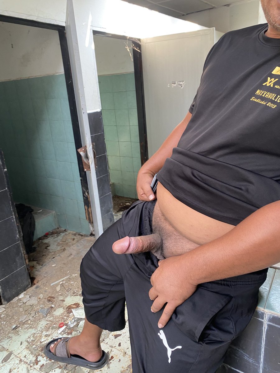 Azriekarl2's tweet photo. Hasil outdoor dengan abang lori straight. Perut boroi tapi batang gemuk dan tebal. Sedap. Air mani pon pekat💦🍆 https://t.co/5FRTyzDMhW