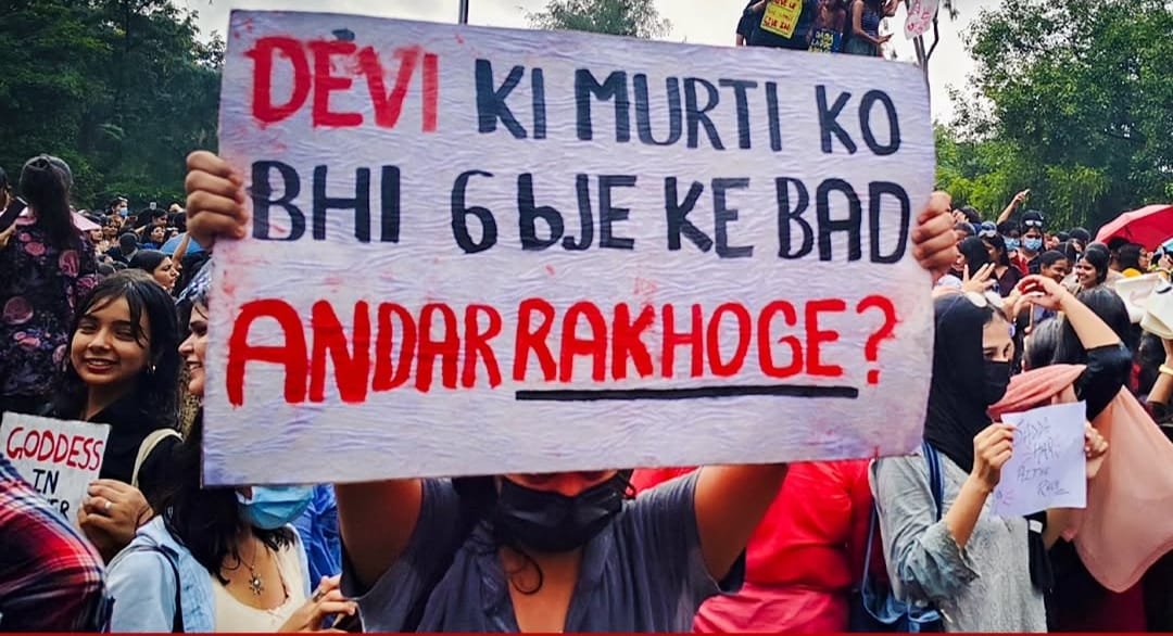 GarimaBharti19's tweet photo. शाम के 6 बज चुके हैं...घर चली जाइए, कमरे की कुंडी भीतर से लगा लीजिए...ताकि, सरकार और पुलिस पर से वर्कलोड और जवाबदेही दोनों ही खत्म हो जाए...

#Delhi https://t.co/pw0sQ3selE