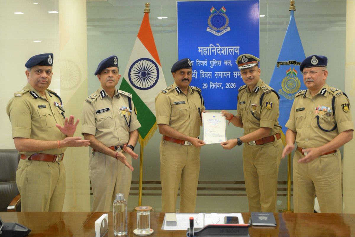CrpfWest's tweet photo. महानिदेशालय, केरिपुबल, नई दिल्‍ली में दिनांक 29 सितम्‍बर 2026 को आयोजित हिंदी दिवस समापन समारोह के दौरान श्री ज्ञानेन्‍द्र प्रताप सिंह, महानिदेशक, सीआरपीएफ द्वारा पश्चिम बंगाल सेक्‍टर मुख्‍यालय, सीआरपीएफ, कोलकाता को राजभाषा के सर्वश्रेष्‍ठ कार्यान्‍वयन हेतु ‘ग’ क्षेत्र की श्रेणी में द्वितीय स्‍थान प्राप्‍त करने पर राजभाषा शील्‍ड से सम्‍मानित किया गया। श्री शलभ माथुर, भा.पु.से, महानिरीक्षक, पश्चिम बंगाल सेक्‍टर ने महानिदेशक, सीआरपीएफ से राजभाषा शील्‍ड एवं प्रशस्ति प्रमाण पत्र ग्रहण किया। समारोह में बल मुख्‍यालय के सभी वरिष्‍ठ अधिकारीगण एवं शील्‍ड प्राप्‍त कार्यालयों के कार्यालय प्रमुख भी उपस्थित थे।
@crpfindia