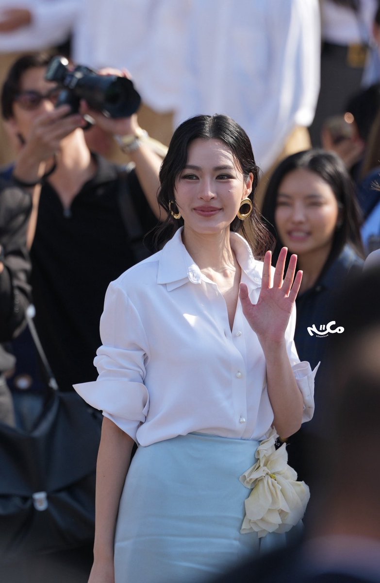 niconixxo's tweet photo. She look stunning 😭😭😭

LINGORM BA DIOR AT PFW #DiorSummer27xLingOrm https://t.co/xPVAwAz93q