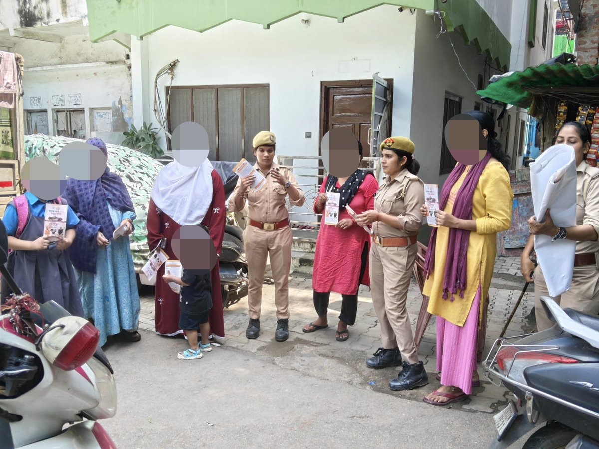dcpcentrallko's tweet photo. #MissionShakti5-नारी सम्मान की रक्षा, पुलिस का धर्म।

@LkoCp निर्देशन में @dcpcentrallko के नेतृत्व में थाना कैंट , एंटी रोमियो टीम और पिंक स्कूटी टीम द्वारा क्षेत्र में जाकर बच्चों/महिलाओं को सुरक्षा और पुलिस सहायता के संबंध में जागरूक किया।
#WomenEmpowerment
#Safe_City https://t.co/kemGOFNREf