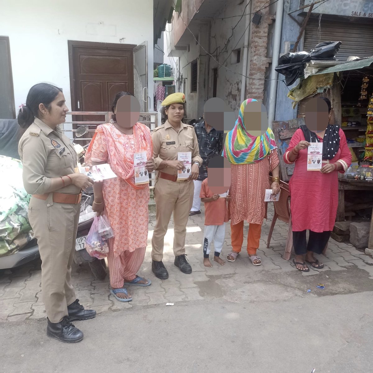 dcpcentrallko's tweet photo. #MissionShakti5-नारी सम्मान की रक्षा, पुलिस का धर्म।

@LkoCp निर्देशन में @dcpcentrallko के नेतृत्व में थाना कैंट , एंटी रोमियो टीम और पिंक स्कूटी टीम द्वारा क्षेत्र में जाकर बच्चों/महिलाओं को सुरक्षा और पुलिस सहायता के संबंध में जागरूक किया।
#WomenEmpowerment
#Safe_City https://t.co/kemGOFNREf