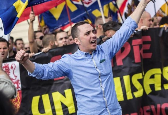 CasviFactory's tweet photo. 𝐔𝐍 𝐒𝐄𝐑 𝐃𝐄𝐒𝐏𝐑𝐄𝐂𝐈𝐀𝐁𝐋𝐄 𝐘 𝐑𝐄𝐏𝐔𝐆𝐍𝐀𝐍𝐓𝐄  😡

El portavoz de la fascista «Democracia Nacional», el lameculos Pedro Chaparro Velacoracho, amenaza con ir a la Puerta del Sol a «echar a los acampados a patadas»

𝐄𝐒𝐓𝐀 𝐄𝐒 𝐒𝐔 𝐂𝐀𝐑𝐀 🤮👇 https://t.co/1ZP6fsY8Lg