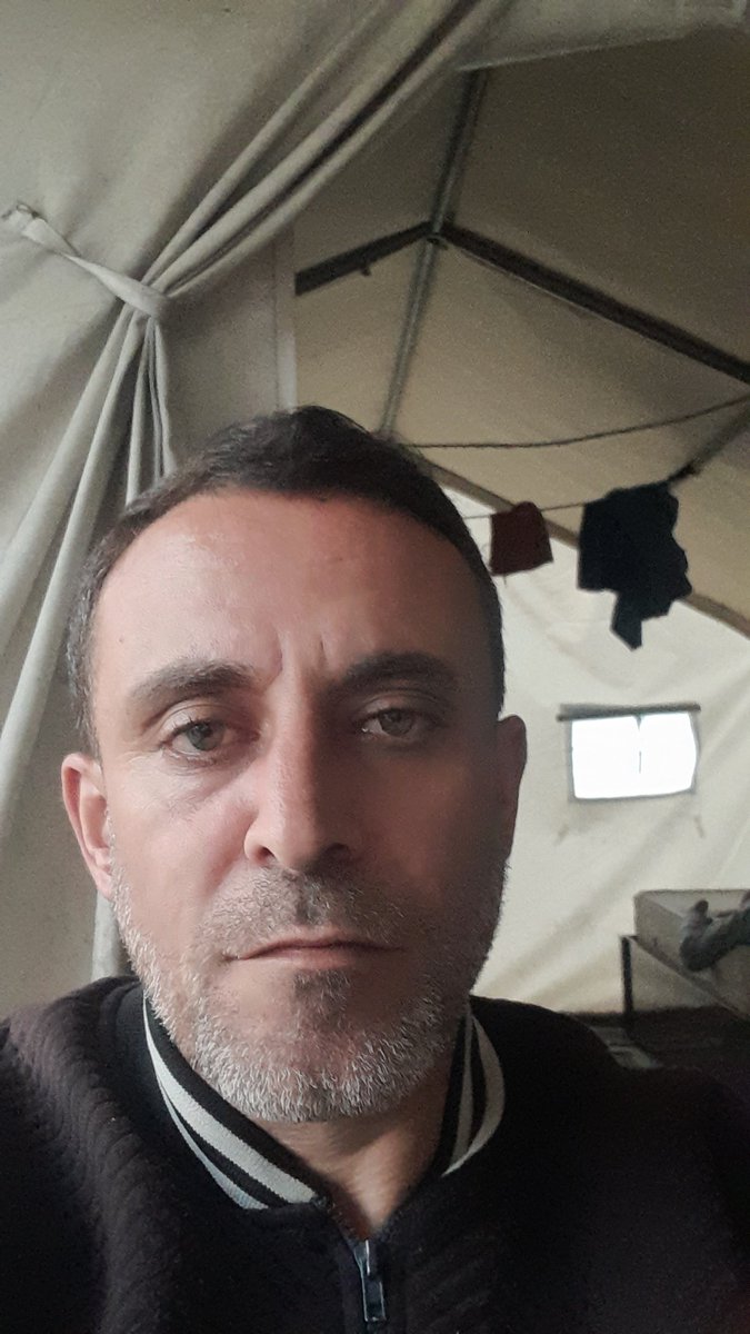 dymd386258's tweet photo. https://t.co/gbD7pdPR3r

Vicdan sahibi ve temiz kalpli herkese… Kardeşlerini asla yalnız bırakmayan yüce Türk halkına…

Ben Gazze'den bir babayım, ailemin tek geçim kaynağıyım.

Üç gün önce düştüm ve hastaneye kaldırıldım. Doktor iyileşmem için on gün boyunca tamamen dinlenmemi söyledi… ama bir gün bile dinlenemiyorum. Geçen Temmuz ayında evimizin İsrail bombardımanında yaralanan ve hala acı çeken oğlum ve karıma tek başıma bakıyorum.

Doktor ilaç yazdı, ancak Gazze'deki içinde bulunduğumuz vahim durum nedeniyle bunu karşılayamıyorum. Karım ve oğlumun da ilaca, ağrı kesiciye, vitamine ve yiyeceğe ihtiyacı var.

Bağışlar çok az… ve Allah'tan sonra tek umudumuz sizsiniz.

Küçük bir miktar bile olsa bağışınız, ailemi ve beni ölümden kurtaracak. Hayatta kalmak için sadece ilaca, ağrı kesiciye, vitamine ve yiyeceğe ihtiyacımız var.

Ey Gazze dışındaki özgür insanlar… Ey cömert Türk halkı… bizi bu karanlıkta yalnız bırakmayın.

Yardım edebilecek olan herkes, az da olsa, lütfen yardım etsin. Allah iyilik yapanların mükafatını ziyan etmez.

Allah sizi mükafatlandırsın, iyiliklerinizi kaydetsin ve her türlü zararı sizden uzaklaştırsın.

#Gazze
#Gazze'yeYardım
#TürkiyeGazzeİle