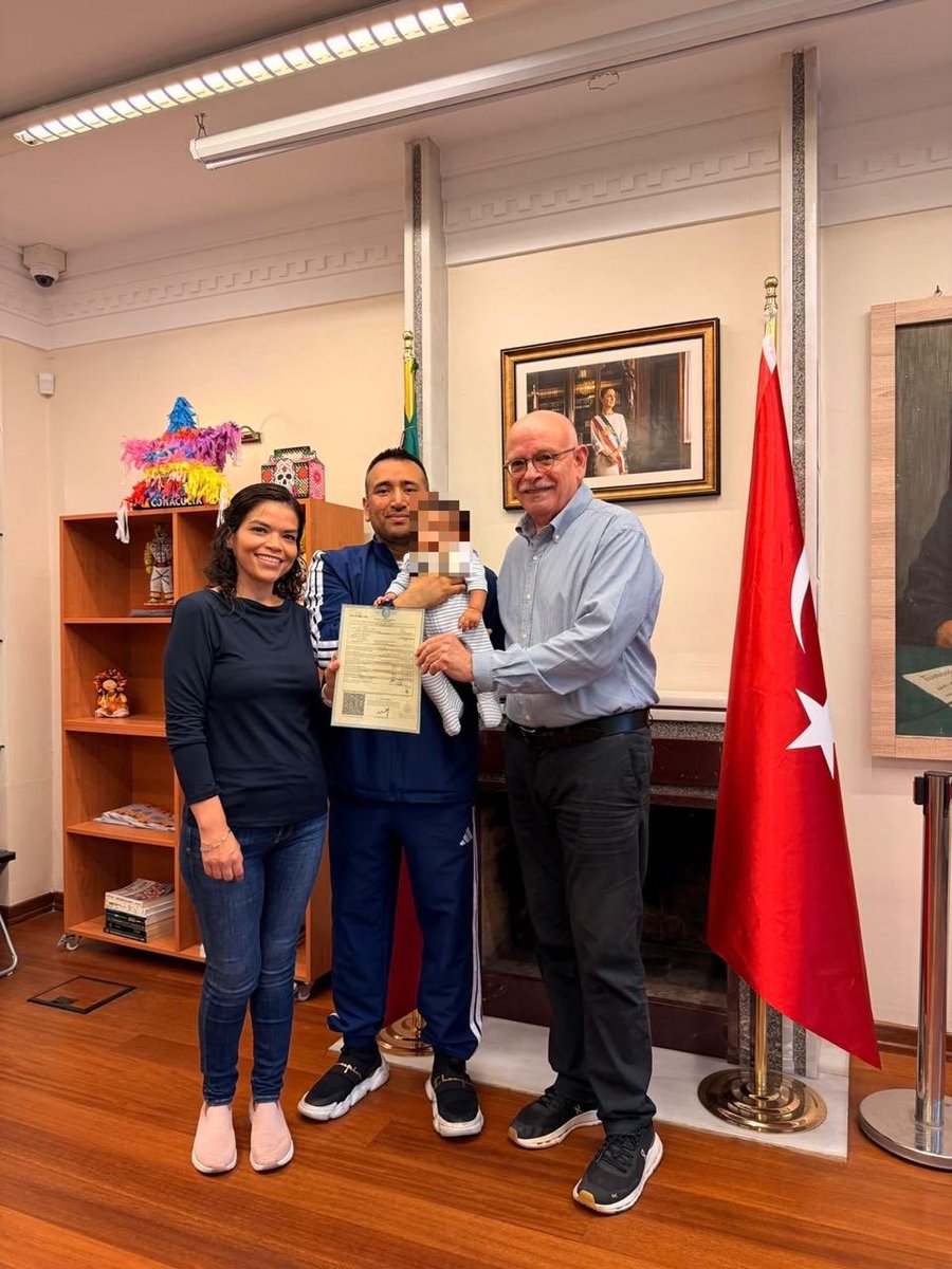 afierrog's tweet photo. Me dio mucho gusto registrar en @ConsulmexETB  como mexicano a Luis Martín Enriquez, quien nació en julio en Izmir. ¡Bienvenido a la comunidad mexicana en Estambul! https://t.co/ccb6osiVPj