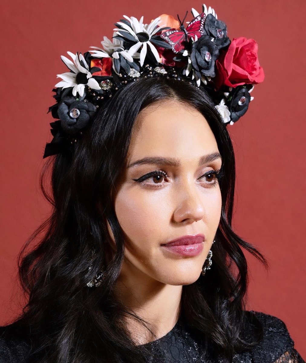 Jessicaalba_336's tweet photo. until next year 🖤 #DiaDeMuertos https://t.co/onFbriv4zV