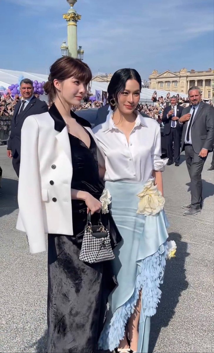KmtKim's tweet photo. ยอดพระเมะ ควีนเคะ Dior ณ กรุงแพรีส 

LINGORM BA DIOR AT PFW
#DiorSummer27xLingOrm https://t.co/qV2vWnJlev