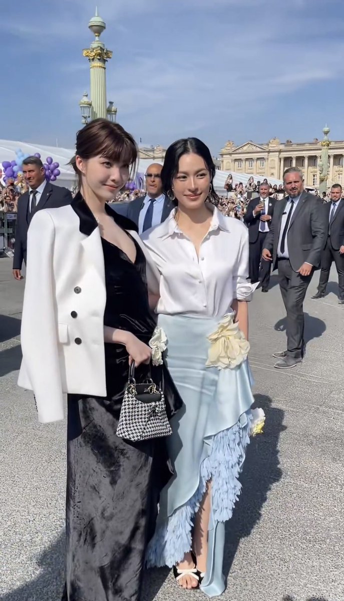 KmtKim's tweet photo. ยอดพระเมะ ควีนเคะ Dior ณ กรุงแพรีส 

LINGORM BA DIOR AT PFW
#DiorSummer27xLingOrm https://t.co/qV2vWnJlev