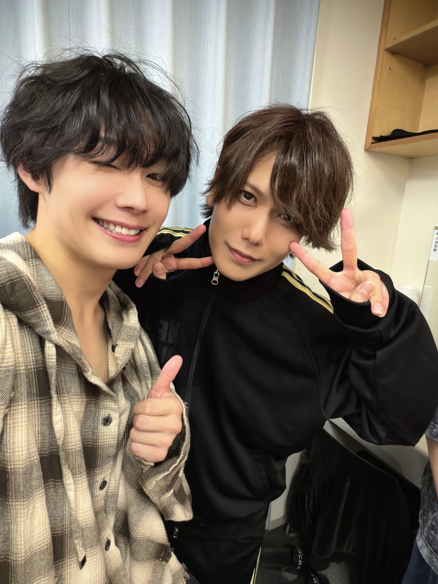 tomoya_isihara's tweet photo. 『拝啓、親愛なる魔法使いのあなたへ - lapis lazuli -』
いよいよ明日本番です✨️ #レタステ の世界
そしてラピスラズリはどんな寮なのか
ラビアの物語がどう進んでいくのか楽しみにしていてください！

劇場で待ってます！
グレン役のこうだいさんと写真撮れました🚃
同じく初出演!我々絡みますかね？

お楽しみに〜！！