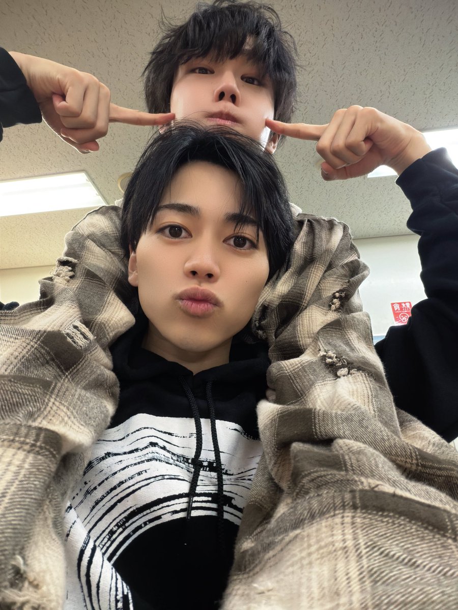 tomoya_isihara's tweet photo. 『拝啓、親愛なる魔法使いのあなたへ - lapis lazuli -』
いよいよ明日本番です✨️ #レタステ の世界
そしてラピスラズリはどんな寮なのか
ラビアの物語がどう進んでいくのか楽しみにしていてください！

劇場で待ってます！
グレン役のこうだいさんと写真撮れました🚃
同じく初出演!我々絡みますかね？

お楽しみに〜！！