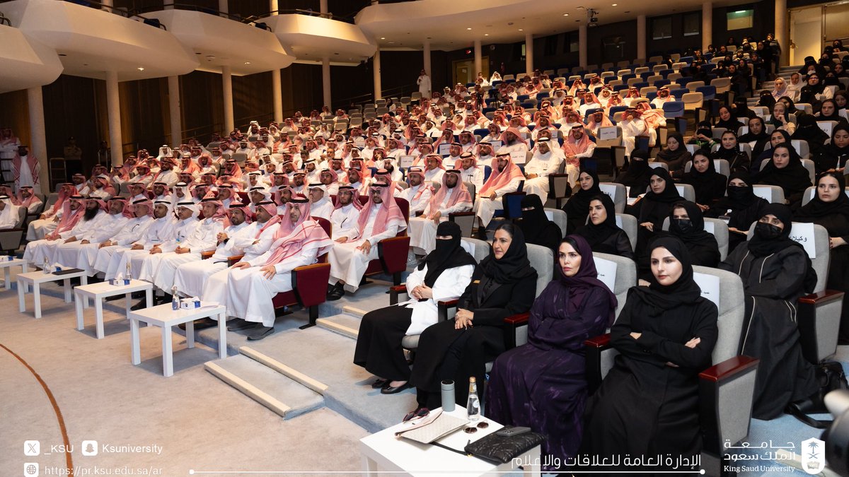 _KSU's tweet photo. التقى سمو الأمير الدكتور #عبدالعزيز_بن_محمد_بن_عياف، رئيس مجلس إدارة #جامعة_الملك_سعود صباح اليوم، قيادات الكليات والعمادات المساندة.
واستعرض سموَّه أطر التوجُّهات المستقبليَّة لتطوير الجامعة، ودور منسوبي الجامعة الفاعل في تحقيقها. 
كما تطرَّق سموه إلى سبل الارتقاء بالبحث العلمي والابتكار، ورفع كفاءة الأداء المؤسسي، وتعزيز التعاون والتكامل بين الكليات والأقسام.

واستمع سموه إلى العديد من المرئيات والمقترحات المتعلِّقة بالعملية التعليمية والأكاديمية، وأولويات العمل واحتياجاته، كما ناقش أبرز المعوقات وسبل التعامل معها.

ويأتي اللقاء في إطار حرص سموِّه على تعزيز التواصل مع منسوبي الجامعة، وإشراكهم في مسيرة التطوير من أجل الأهداف الطموحة المأمولة.