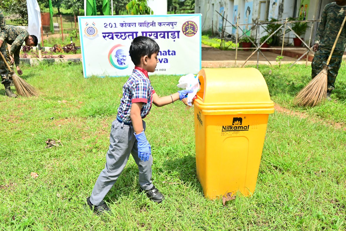 201_CoBRABN's tweet photo. स्वच्छता की सीख, बचपन से ही संस्कार बने।
#SwachhataHiSeva2026 के तहत 201 कोबरा, करनपुर ने मोंटेसरी स्कूल के नन्हे बच्चों को अभियान से जोड़ा। बच्चों ने स्वयं स्वच्छता गतिविधियों में भाग लेकर अपने आसपास को स्वच्छ रखने का संदेश अपनाया।
स्वच्छ भारत की नींव, स्वच्छ बचपन से। https://t.co/fRw8emJEke