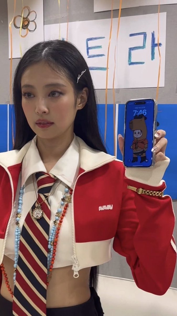 65kooki's tweet photo. Jennie and her capybara wallpaper https://t.co/bn0t6OGItB