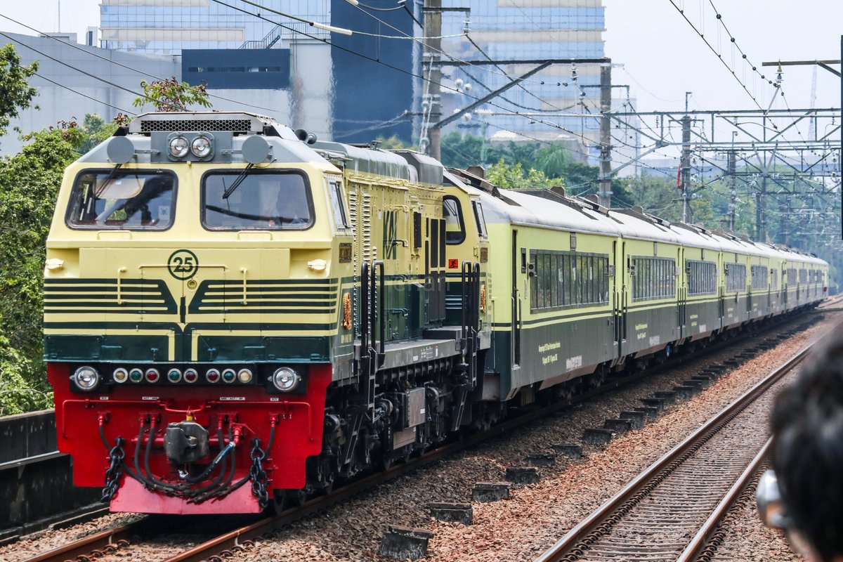 ehan205180's tweet photo. 2026/9/23
23&amp;24レ「Argo Merbabu号」
Ft. CC 206 13 25 SDT
Cikini駅にて

インドネシアの鉄道創立159周年記念イベントがスマランで開催された後、デビューしたばかりのCC 206形のリバイバル塗装が、全面ラッピングされたArgo Merbabu号のリバイバルラッピングを牽引しました。 https://t.co/iXSbpA3pqD