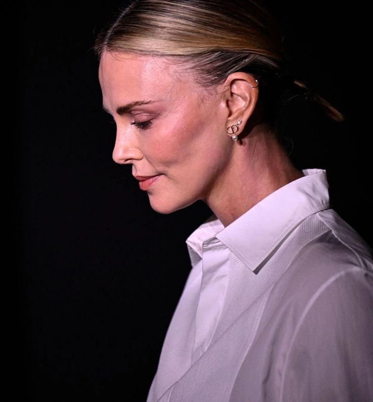 Charlize0usf's tweet photo. Would you love to see me smile always. ?🥲 https://t.co/yC0NWgpVeq