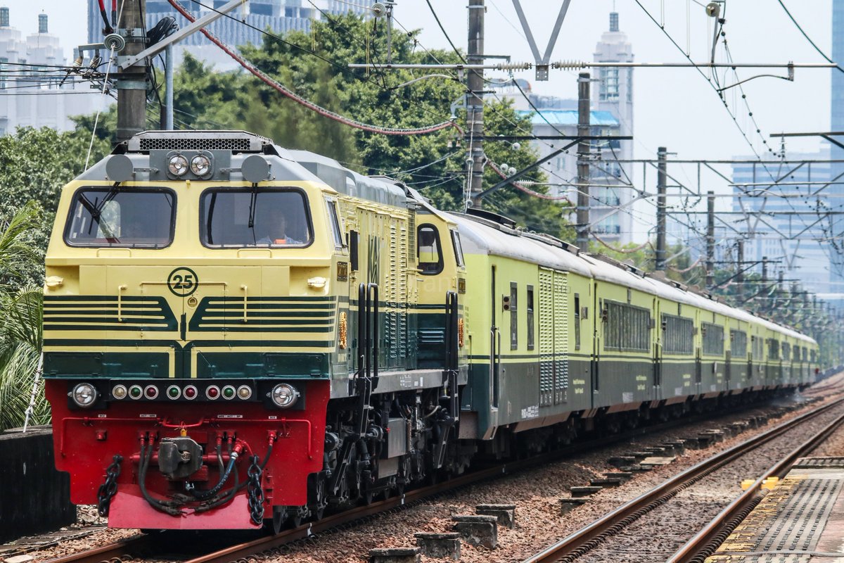 ehan205180's tweet photo. 2026/9/23
23&amp;24レ「Argo Merbabu号」
Ft. CC 206 13 25 SDT
Cikini駅にて

インドネシアの鉄道創立159周年記念イベントがスマランで開催された後、デビューしたばかりのCC 206形のリバイバル塗装が、全面ラッピングされたArgo Merbabu号のリバイバルラッピングを牽引しました。 https://t.co/iXSbpA3pqD