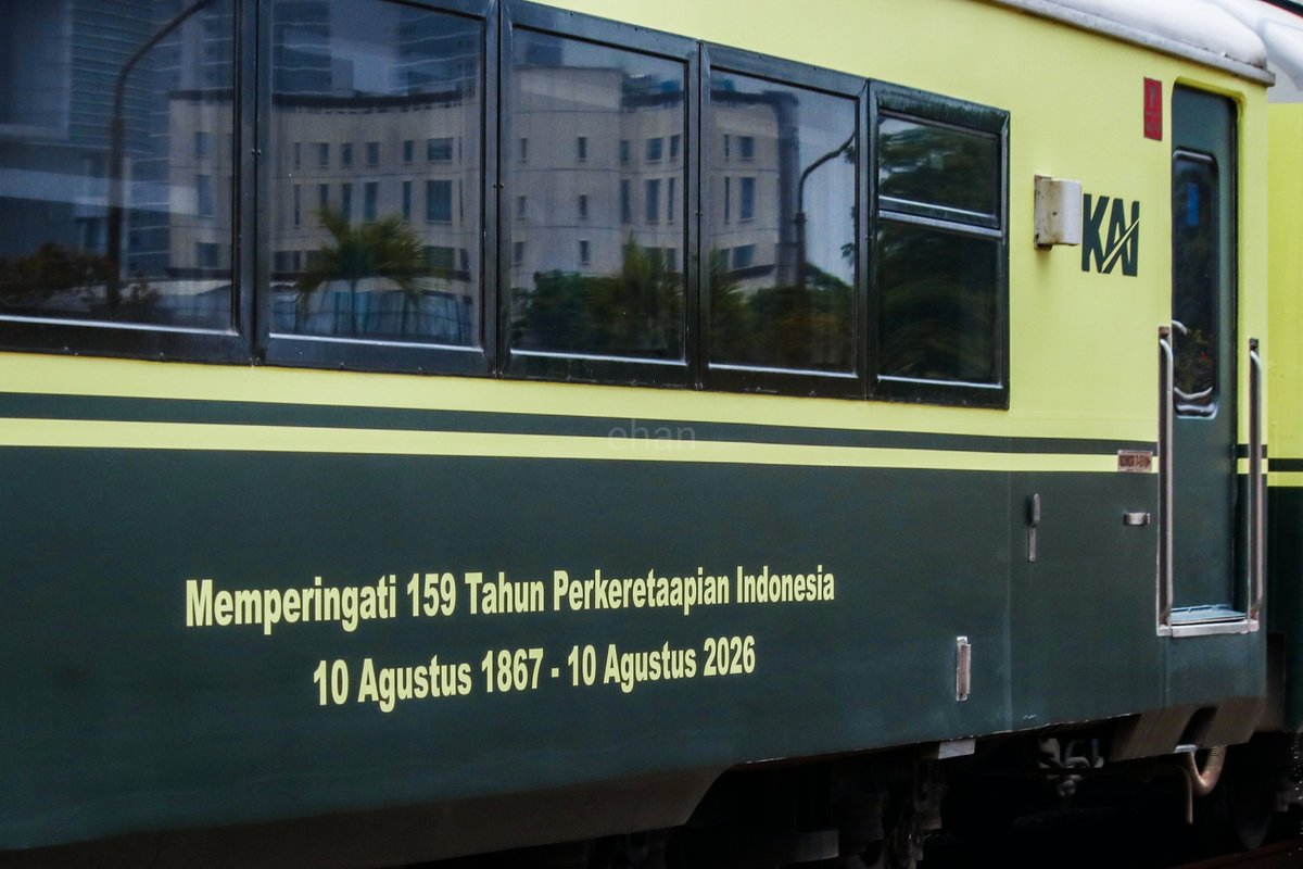 ehan205180's tweet photo. 2026/9/23
23&amp;24レ「Argo Merbabu号」
Ft. CC 206 13 25 SDT
Cikini駅にて

インドネシアの鉄道創立159周年記念イベントがスマランで開催された後、デビューしたばかりのCC 206形のリバイバル塗装が、全面ラッピングされたArgo Merbabu号のリバイバルラッピングを牽引しました。 https://t.co/iXSbpA3pqD