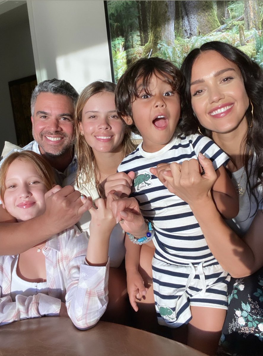 Jessicaalba_336's tweet photo. So please join us and pinky promise your kids that you will #VoteLikeAMadre and fight for a brighter future for all children and Mother Earth 🌎 Link in bio to register to vote and make a voting plan 🗳✨ https://t.co/mE2OsHHTNp