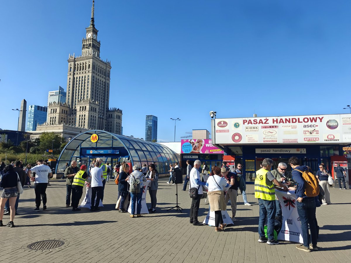 ROGranic's tweet photo. 🇵🇱 JESTEŚMY NA WARSZAWSKIEJ PATELNI!

Dziś, 29 września, od 14:00 do 18:00, zbieramy podpisy pod obywatelskim projektem ustawy w ramach akcji #KaraZaBanderyzm.

Domagamy się karania publicznego propagowania banderyzmu. Pamięć o ofiarach OUN i UPA zasługuje na ochronę!

📍 Warszawska Patelnia — przy metrze Centrum.

✍️ Podejdź do naszych wolontariuszy, złóż podpis i pomóż nam działać. Dziękujemy wszystkim, którzy już nas wsparli!

Udostępnij — czekamy na Was do 18:00!

🔗 https://t.co/obvMZtG1Mh