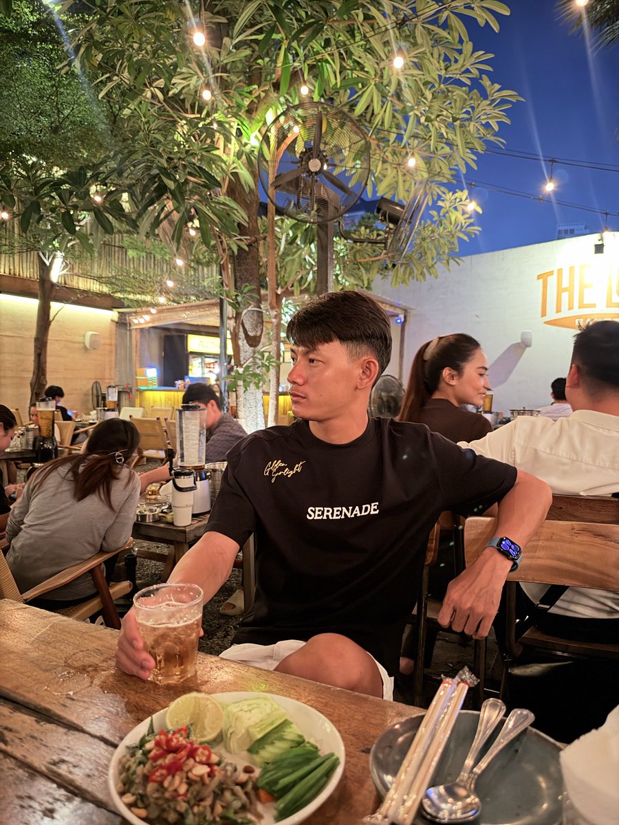 MengHou41177008's tweet photo. ខ្វះអ្នកដបជាមួយ🥴 https://t.co/CAnTO8oj9L