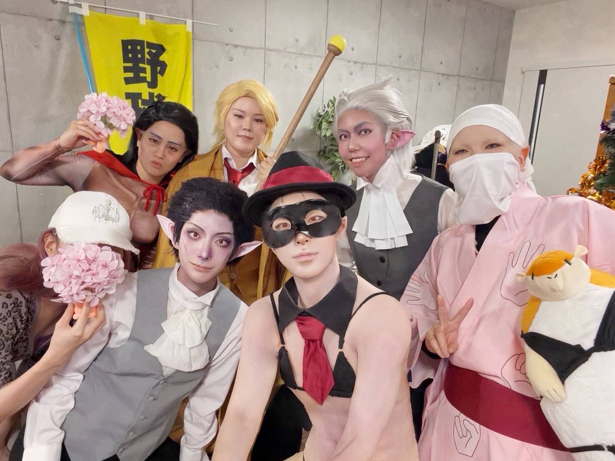 nao_9603's tweet photo. ⚠︎コスプレ/ Cosplay /吸死

おそくほー！！

一昨日はなんと吸死で吸血鬼いっぱい併せをしてきました🦇🦇
7人＋2匹＋1体の愉快なメンバーでした✨✨

まさかこのメンバー集まると思ってなかったので嬉しい🥹
また人間バージョンもやりましょう！！

#野球拳大好き0927 https://t.co/2uvrV4jsX6