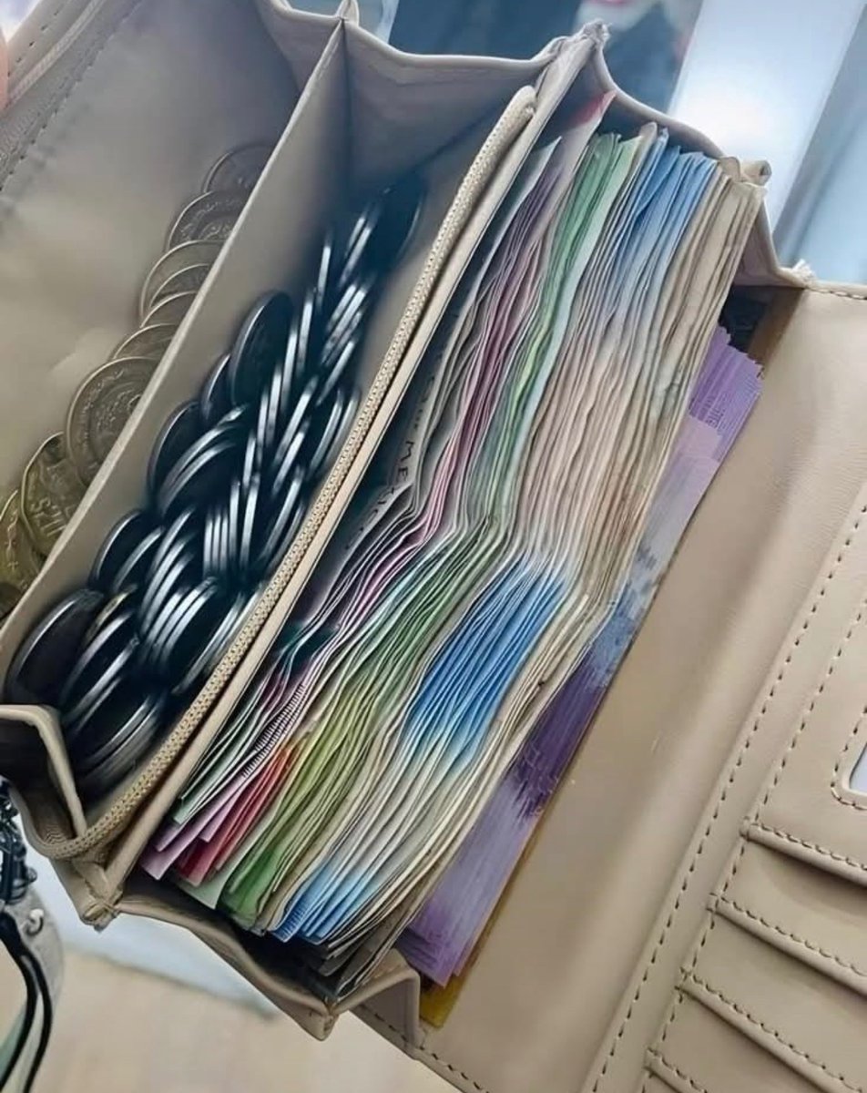 NoContextHumans's tweet photo. My wallet if I didn’t spend it all on fast food. https://t.co/jHnMZpzqNp