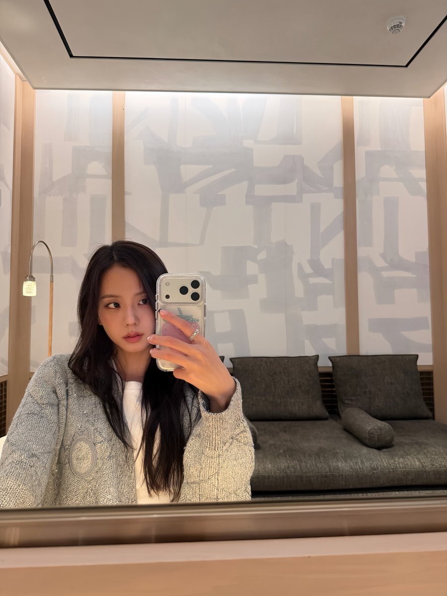 jisoo103forever's tweet photo. Jisoo redefines modern elegance while wearing Dior in the Paris Fashion Week

HUMAM DIOR JISOO AT PFW
#JISOOxDiorSummer27 https://t.co/XgYyBkRa31