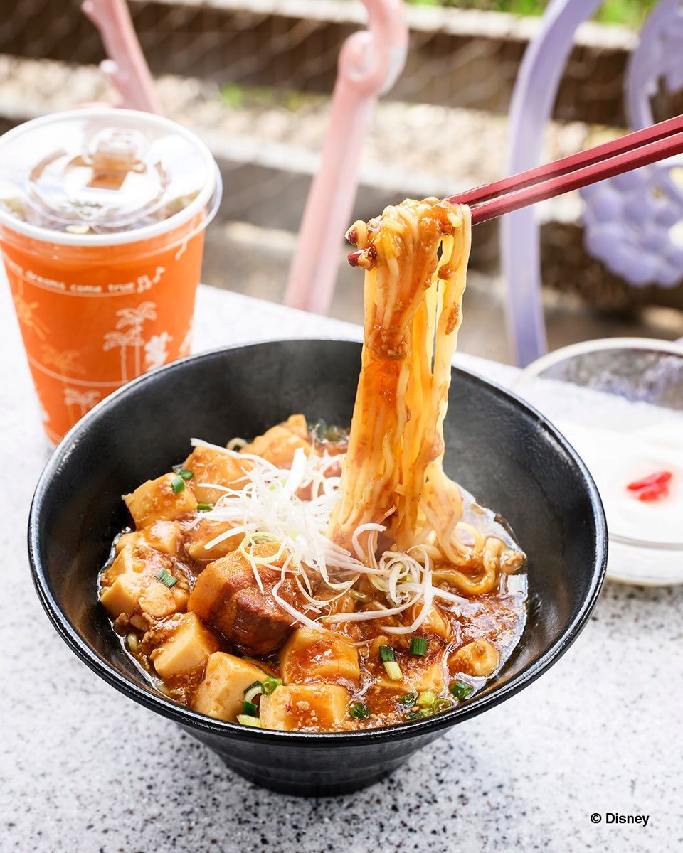 tdr_415's tweet photo. ━━━━━━━
#東京ディズニーランド
「豚角煮とマーボー豆腐のあんかけ麺」
✎𓂃10月1日～3月31日　販売

今年もキターー！！
ゴロッと入った温かい麺は、これからの季節にぴったり！
しっかりと温まるメニューを召し上がれ🍜

※「ボイジャーセット」として販売
https://t.co/ReATEjuR2t
#TDR_food https://t.co/Z194voutCx
