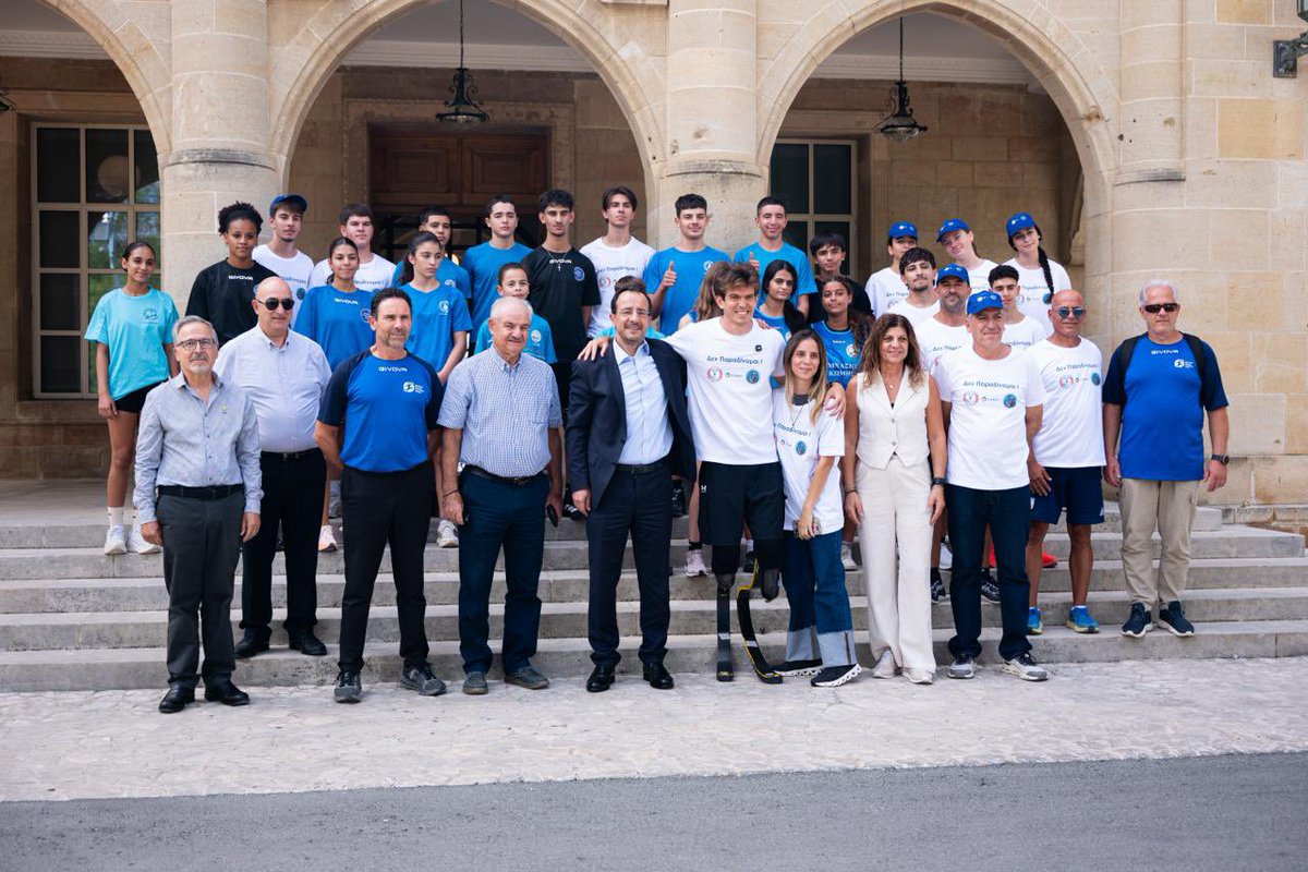 Christodulides's tweet photo. Είχα σήμερα τη χαρά και την τιμή να συναντήσω τον Στέλιο Μαλακόπουλο, έναν άνθρωπο που με την πορεία του αποδεικνύει στην πράξη τι σημαίνει δύναμη ψυχής, επιμονή και αποφασιστικότητα. Σε ηλικία μόλις 18 ετών, ένα τραγικό τροχαίο ανέτρεψε τη ζωή του. Ο Στέλιος όμως δεν επέτρεψε στις δυσκολίες να τον καθορίσουν. Επέστρεψε στον αθλητισμό, έφτασε στην κορυφή, κατέρριψε παγκόσμια ρεκόρ στο άλμα εις μήκος και εκπροσώπησε με υπερηφάνεια τον Ελληνισμό σε Παραολυμπιακούς Αγώνες και διεθνείς διοργανώσεις. Πριν από λίγες μέρες πρόσθεσε ακόμη μία σελίδα σε αυτή την εμπνευσμένη διαδρομή, κατακτώντας το χάλκινο μετάλλιο στο Παγκόσμιο Πρωτάθλημα Παρατριάθλου στην Ποντεβέντρα, σε ένα άθλημα νέο για τον ίδιο. Η ιστορία του Στέλιου δεν αφορά μόνο τον αθλητισμό. Είναι ένα μήνυμα προς όλους μας, και ιδιαίτερα προς τους νέους μας, ότι τα όρια τα θέτουμε εμείς και ότι με πίστη και σκληρή δουλειά κάθε εμπόδιο μπορεί να γίνει αφετηρία για κάτι μεγαλύτερο. Στέλιο σου ευχόμαστε κάθε επιτυχία στους επόμενους στόχους σου. 

Ως Κυβέρνηση, συνεχίζουμε να στηρίζουμε έμπρακτα τον παραολυμπιακό αθλητισμό και κάθε αθλητή και αθλήτρια που τιμά τη σημαία μας.