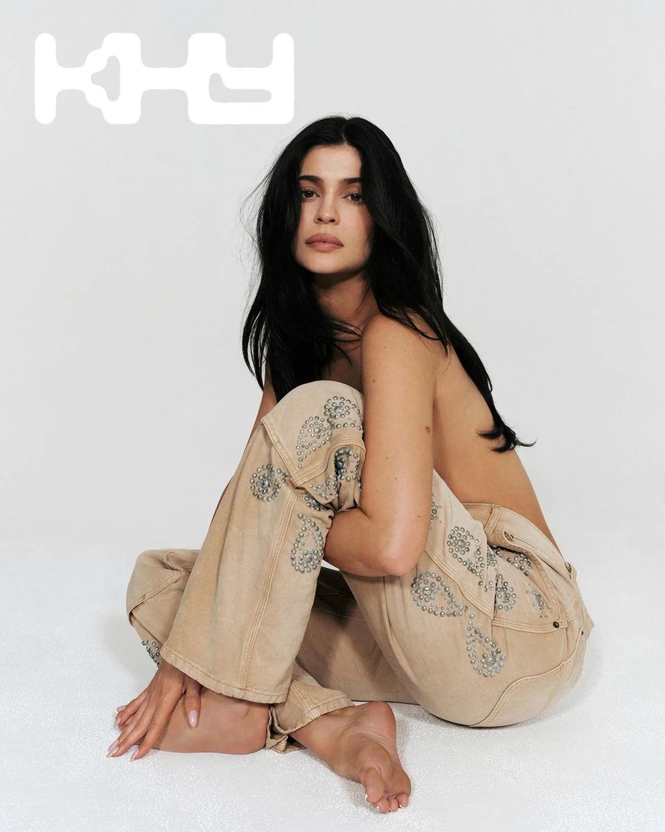 LongToesLover94's tweet photo. Stunning Kylie Jenner with lovely feet 😍 https://t.co/oiEDc9XORd