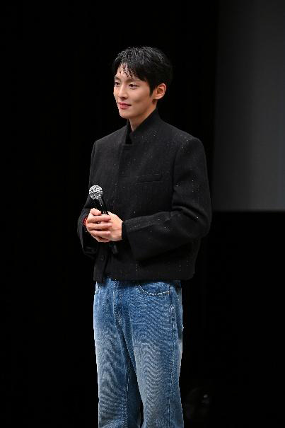Kkorepo's tweet photo. 【イベントレポ🎤 イ・ギテク、日本初ファンミ開催✨】

俳優イ・ギテクが、デビュー後初めて日本のファンと直接対面！
ドラマ『未婚男女の効率的な出会い方』の裏話や名場面の再現など、飾らない素顔と温かな魅力で会場を沸かせました。
「皆さんからいただく愛を当たり前だと思わず、より良い姿をお見せできるよう全力を尽くします」とファンへの思いも💐

#イギテク #LEE_KI_TAEK #イベントレポ
🔗https://t.co/9DCLD848XE