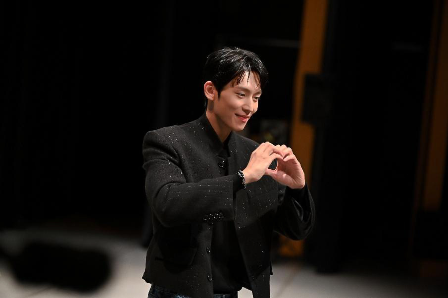 Kkorepo's tweet photo. 【イベントレポ🎤 イ・ギテク、日本初ファンミ開催✨】

俳優イ・ギテクが、デビュー後初めて日本のファンと直接対面！
ドラマ『未婚男女の効率的な出会い方』の裏話や名場面の再現など、飾らない素顔と温かな魅力で会場を沸かせました。
「皆さんからいただく愛を当たり前だと思わず、より良い姿をお見せできるよう全力を尽くします」とファンへの思いも💐

#イギテク #LEE_KI_TAEK #イベントレポ
🔗https://t.co/9DCLD848XE