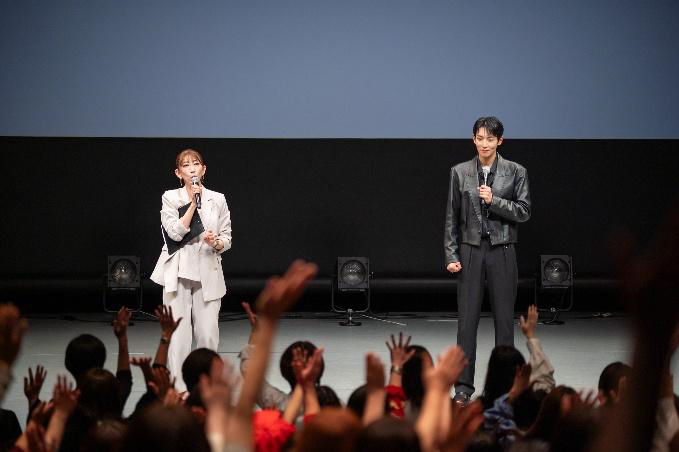 Kkorepo's tweet photo. 【イベントレポ🎤 イ・ギテク、日本初ファンミ開催✨】

俳優イ・ギテクが、デビュー後初めて日本のファンと直接対面！
ドラマ『未婚男女の効率的な出会い方』の裏話や名場面の再現など、飾らない素顔と温かな魅力で会場を沸かせました。
「皆さんからいただく愛を当たり前だと思わず、より良い姿をお見せできるよう全力を尽くします」とファンへの思いも💐

#イギテク #LEE_KI_TAEK #イベントレポ
🔗https://t.co/9DCLD848XE