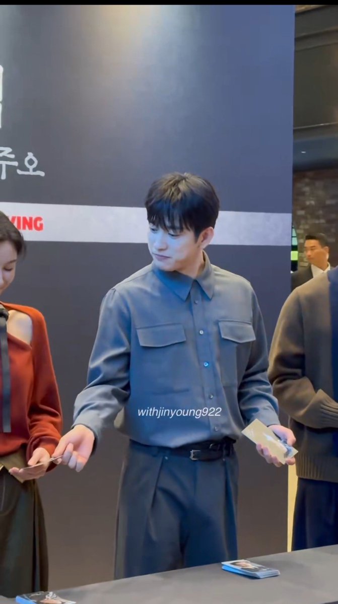 ultnyeong's tweet photo. jinyoung collecting one photo from each actor then showing it to yoojung and proceed giving her his photo himself 😭 

#100DaysofDeception https://t.co/SIICpdDhAx