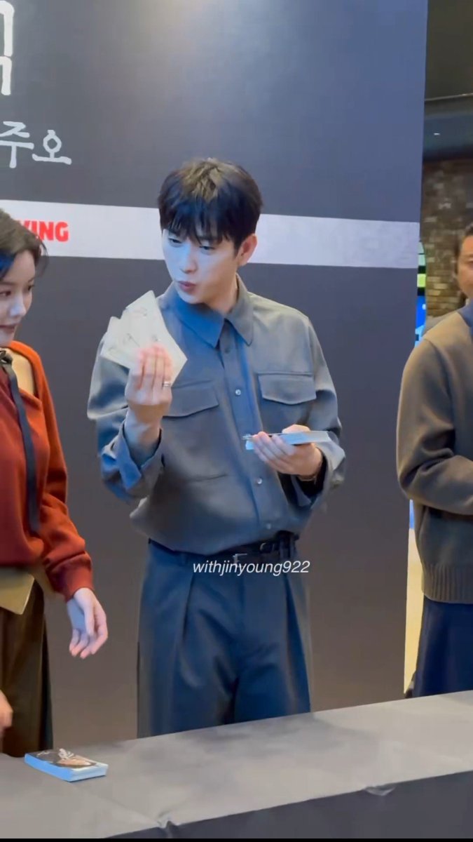 ultnyeong's tweet photo. jinyoung collecting one photo from each actor then showing it to yoojung and proceed giving her his photo himself 😭 

#100DaysofDeception https://t.co/SIICpdDhAx