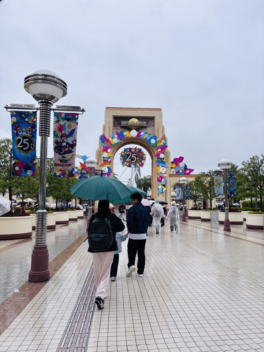 seiga_k06's tweet photo. ユニバ🌎✨💕
ウン年前にむらさきちゃんとホラナイ行った時に入ったレストランにまさか今回も行くとは思わなくて運命感じちゃったな☺️🫰
生憎の雨でゾンビ全然見れんかったけど楽しかった😇❤️ https://t.co/y254nsEZCm