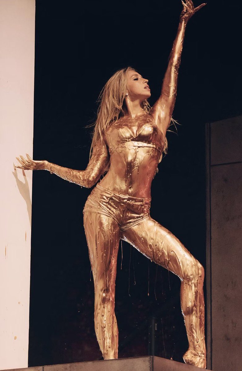 t8mcraetours's tweet photo. Tate McRae will be performing at the 2026 Victoria’s Secret Fashion Show! https://t.co/TMRXVzdoNa