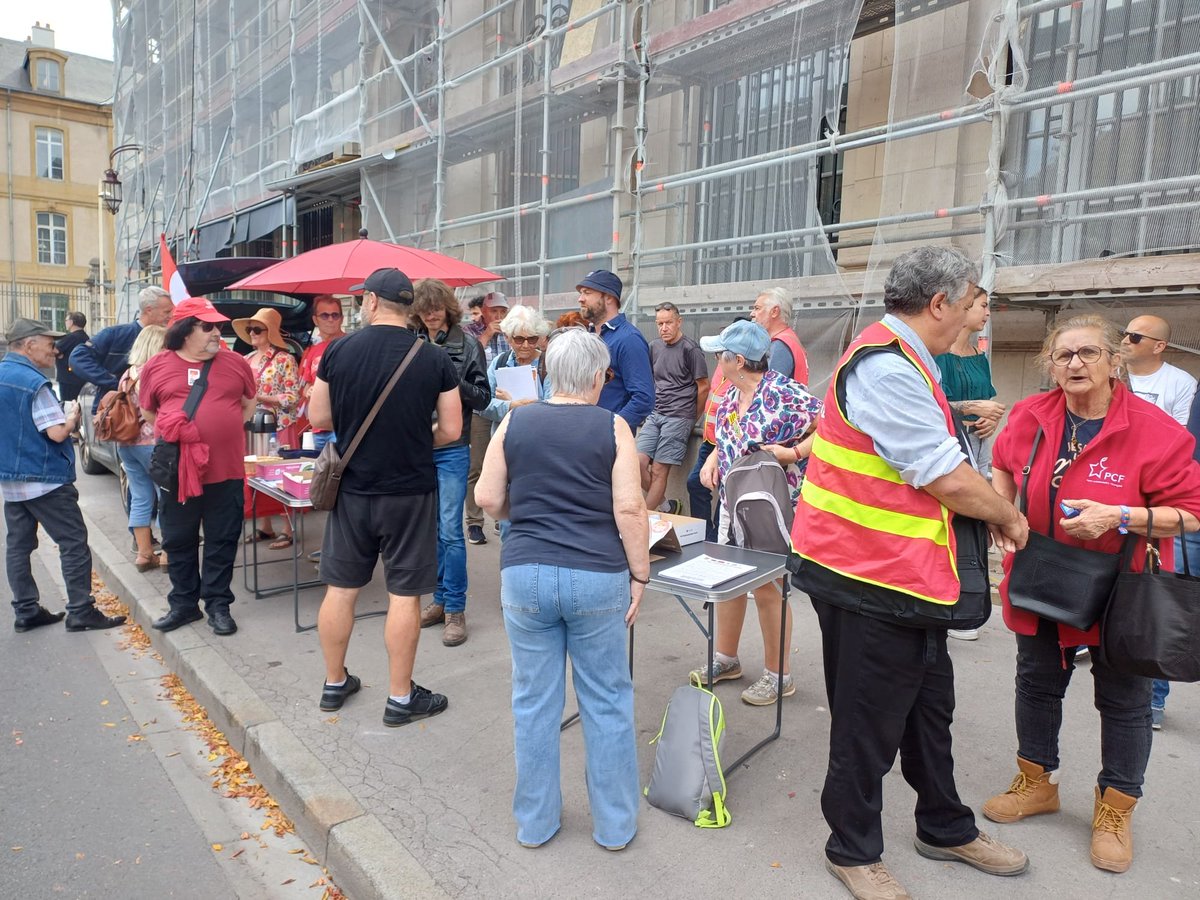 POIRSONChristi1's tweet photo. PCF Fédé 54 : la table café-gâteau pour l'accueil des manifestants à Nancy https://t.co/3vxRn8jVXS