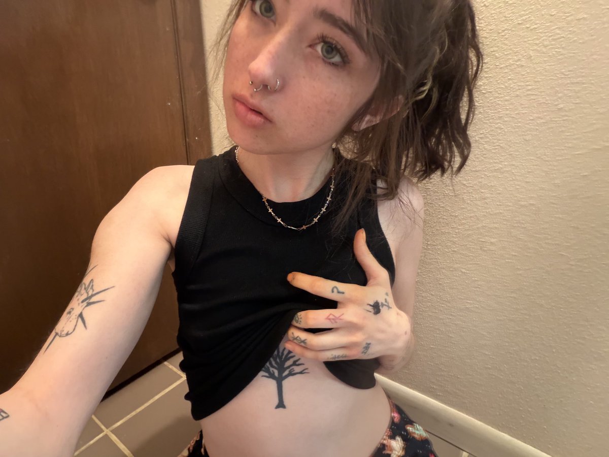 fioramzm's tweet photo. @JORIYUM Only one way to find out, gorgeous 😏🖤 https://t.co/Wo2YVJTqyt