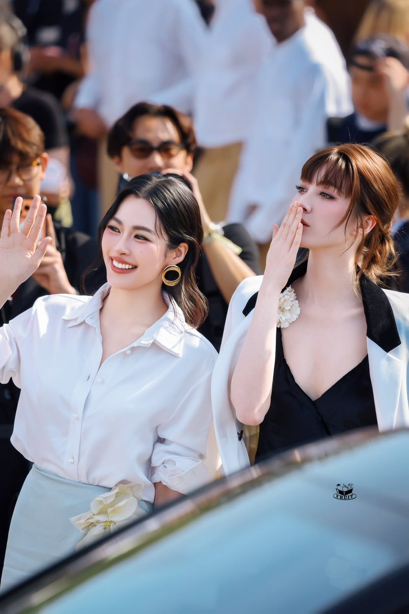 TheePopCore's tweet photo. LingOrm are already dominating social media with over 1 MILLION mentions on X alone following their fabulous appearance at the Dior fashion show. https://t.co/oqeATTP1tw