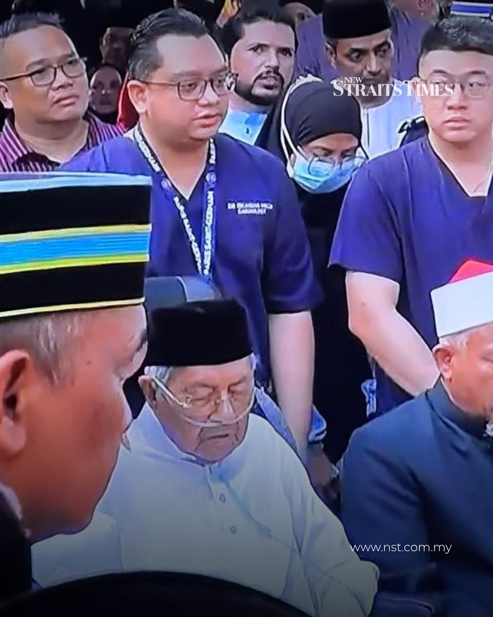 NST_Online's tweet photo. #NSTnation As Tun Dr Mahathir Mohamad bade his final farewell to his late wife, Tun Dr Siti Hasmah Mohamad Ali, yesterday, three medical personnel stayed close by, watching over the former prime minister.

What caught the public's attention was not just their presence, but the sight of the three — a Malay doctor, an Indian nurse and a Chinese therapist — standing together as they accompanied the 101-year-old former prime minister through one of the most difficult moments of his life.
 
One of the three was Dr Iskandar Mirza Amran, a Clinical Cardiology Fellow and Specialist in Internal Medicine at the National Heart Institute (IJN). 

Read More: https://t.co/4Qpb1OzXtt