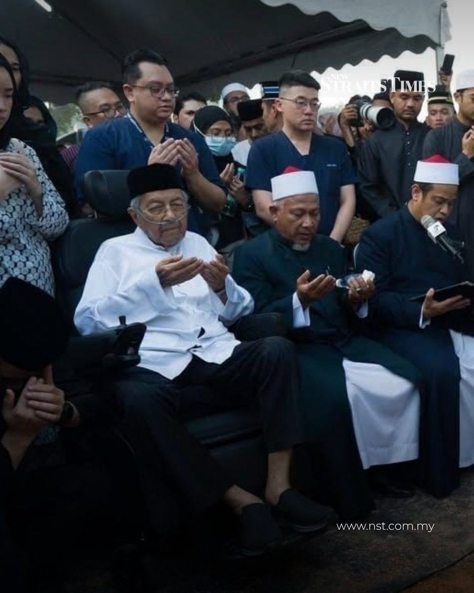 NST_Online's tweet photo. #NSTnation As Tun Dr Mahathir Mohamad bade his final farewell to his late wife, Tun Dr Siti Hasmah Mohamad Ali, yesterday, three medical personnel stayed close by, watching over the former prime minister.

What caught the public's attention was not just their presence, but the sight of the three — a Malay doctor, an Indian nurse and a Chinese therapist — standing together as they accompanied the 101-year-old former prime minister through one of the most difficult moments of his life.
 
One of the three was Dr Iskandar Mirza Amran, a Clinical Cardiology Fellow and Specialist in Internal Medicine at the National Heart Institute (IJN). 

Read More: https://t.co/4Qpb1OzXtt