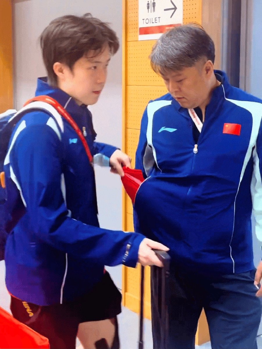 OHgood_32's tweet photo. คือดึงเสื้อแข่งออกมาจากกระเป๋าเสื้อตาซุน 55555555 แล้วน้องมีกระเป๋า2ใบอะน้อง ตาซุนคือเสื้ออยู่นี่จ้า🤣🤣🤣🤣 https://t.co/ZD7CP5FO3b
