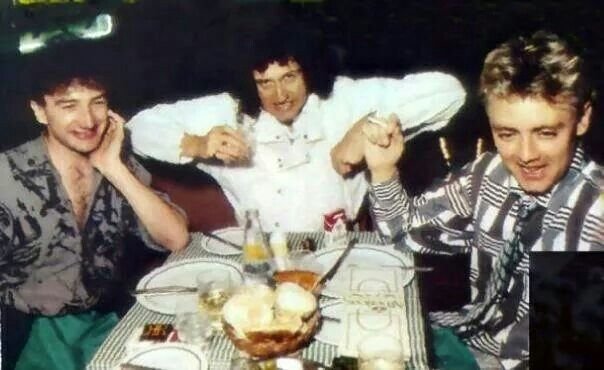 DailyDealor's tweet photo. Brian May get out of there https://t.co/zJAT9JJaVE