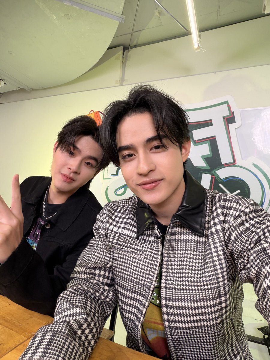 BarcodeTin's tweet photo. ทำไมถึงชอบชู 2 นิ้วว @Kinn_ts https://t.co/lKjHItl18v