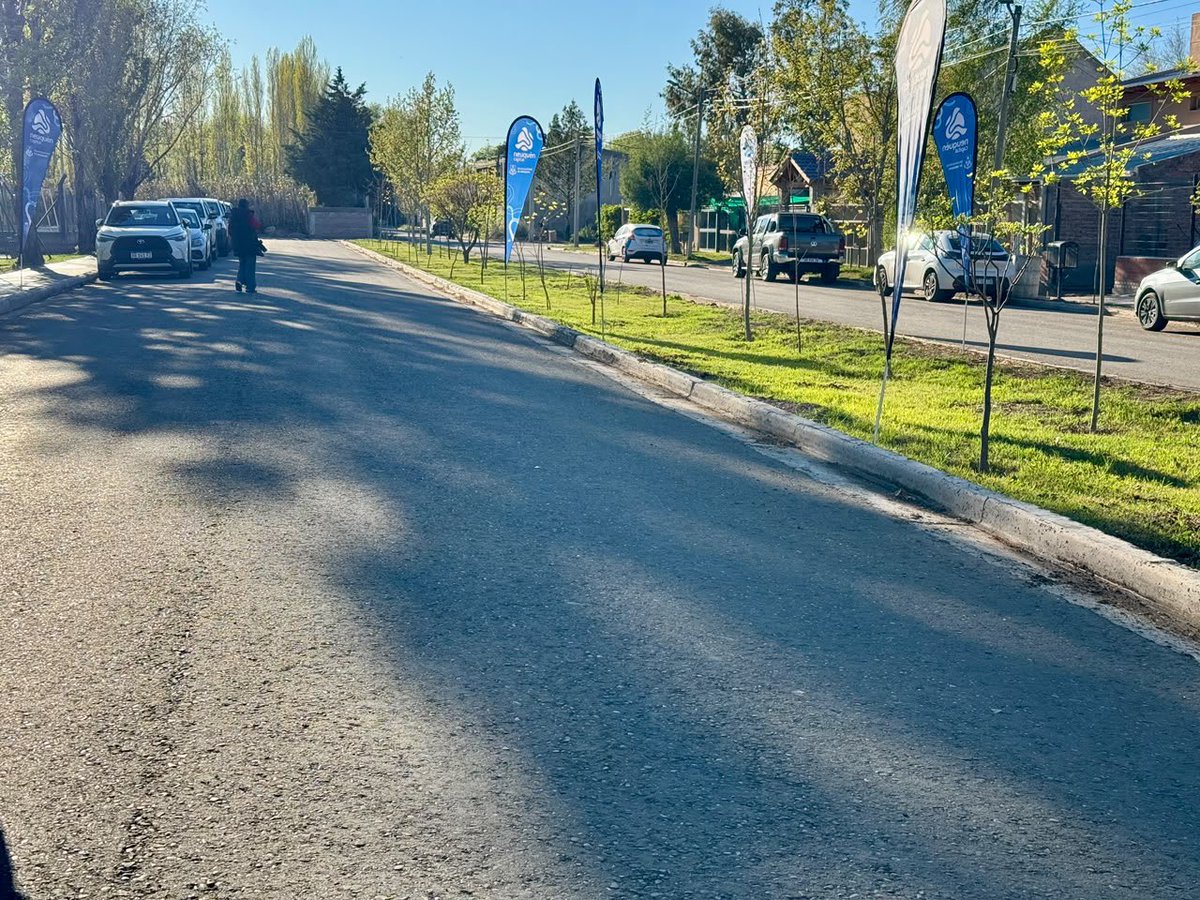pepeousset's tweet photo. NEUQUÉN CRECE Y LAS OBRAS TIENEN QUE ACOMPAÑAR ESE CRECIMIENTO.

Junto a la Municipalidad de Neuquén inauguramos 100 cuadras de asfalto en Altos del Limay, además de iluminación LED y bombeo. Recursos de la gente transformados en obras y servicios que mejoran la calidad de vida. https://t.co/iaoO9UhkSo